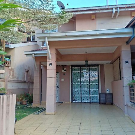 Muslim Dinaim Homestay タンジュン・マリム エクステリア 写真