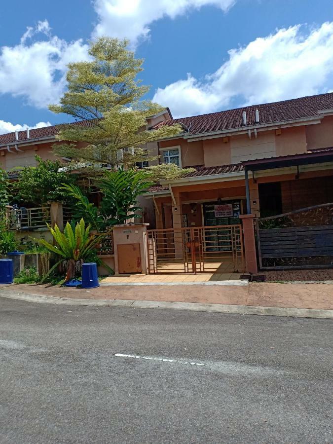 Muslim Dinaim Homestay タンジュン・マリム エクステリア 写真